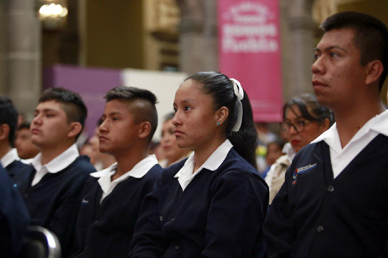 Niños se gradúan de primaria y secundaria en el Centro de Día DIF