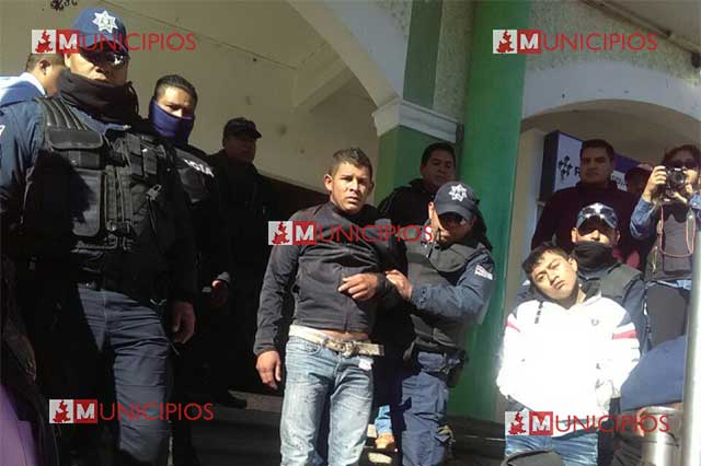 Amagan con linchar a dos presuntos ladrones en Santa Rita Tlahuapan