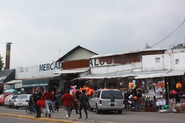 Locatarios de Amalucan se vuelven a manifestar contra obras