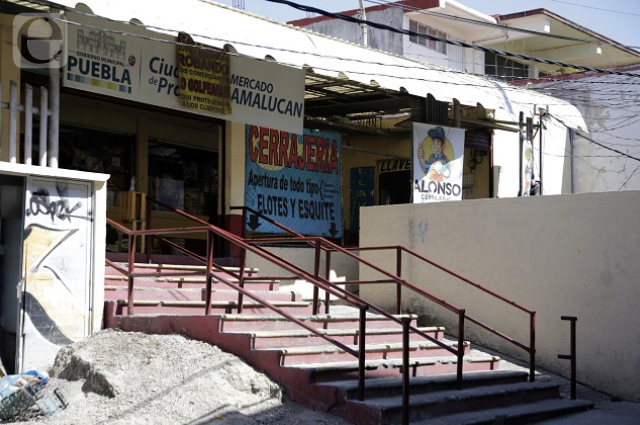 Piden a locatarios regresar a sus espacios en el mercado Amalucan y dejar el conflicto