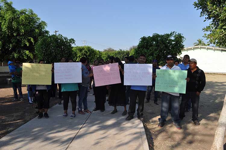 Protestan padres de familia en Amatitlán de Azueta por falta de maestros