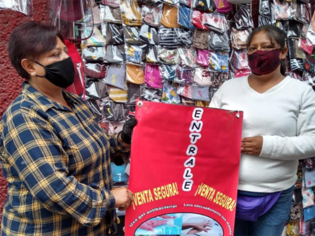 Ambulantes reparten cubrebocas y gel a clientes en calles de Teziutlán