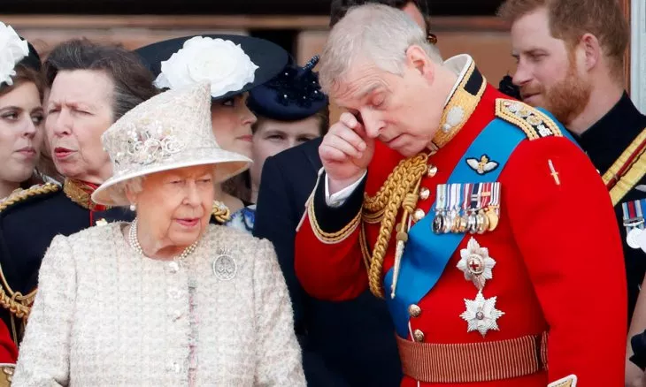 La reina retira los títulos militares al príncipe Andrés 