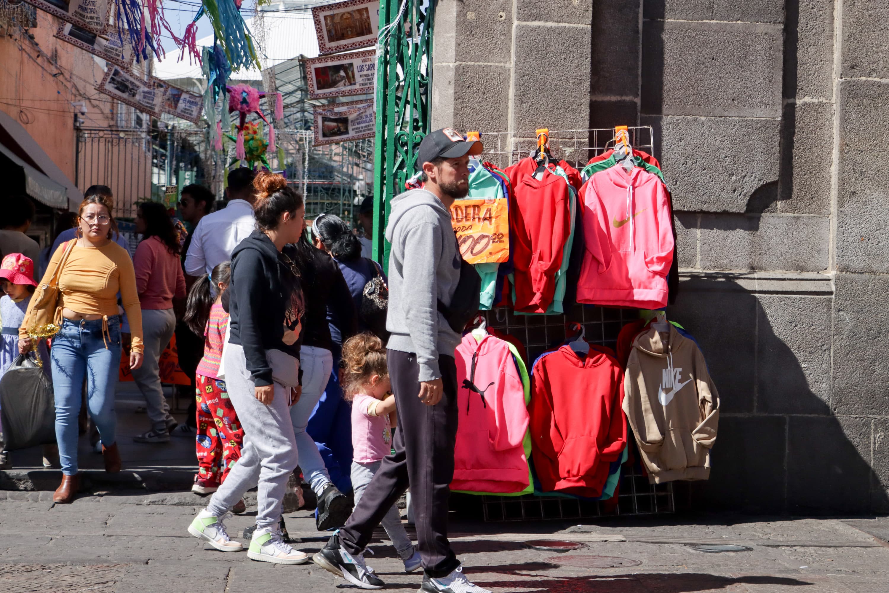 VIDEO Trabajan de manera normal ambulantes sobre el corredor 5 de Mayo