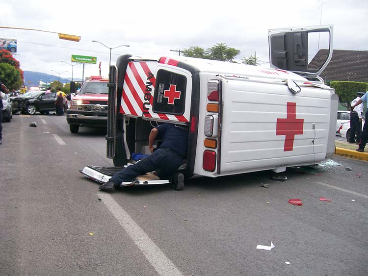 Vuelca ambulancia de Cruz Roja en Tehuacán; hay tres heridos