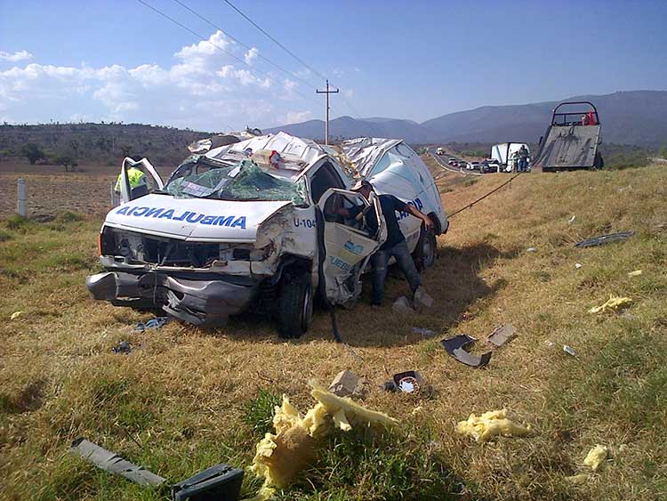 Vuelca ambulancia de Suma en la carretera Cuacnopalan-Oaxaca