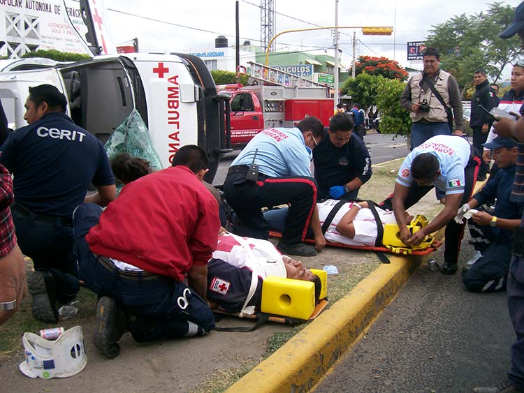 Vuelca ambulancia de Cruz Roja en Tehuacán; hay tres heridos