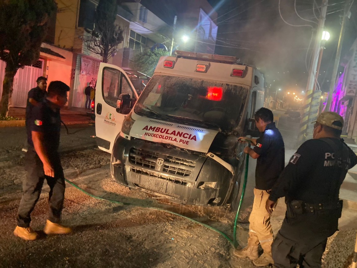 Se calcina ambulancia de Huixcolotla frente a nosocomio en Tecamachalco