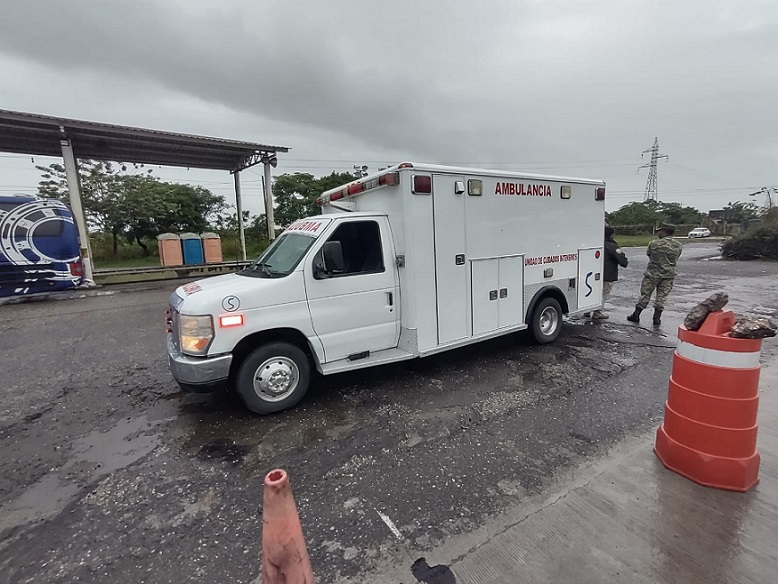 Viajaban 36 migrantes en ¡una ambulancia! por Tabasco