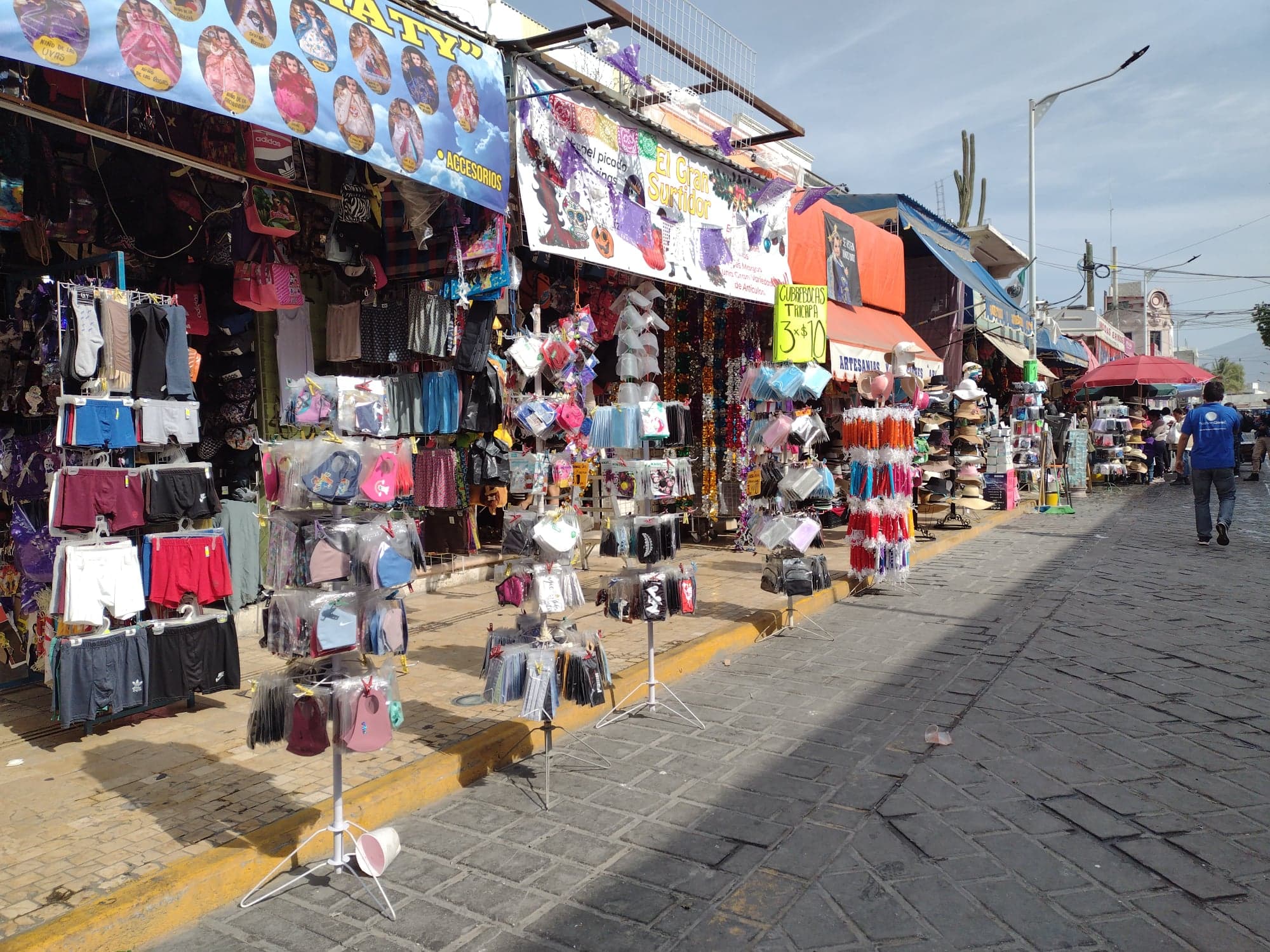 Pese a riesgo, comerciantes y ambulantes invaden calles de Tehuacán