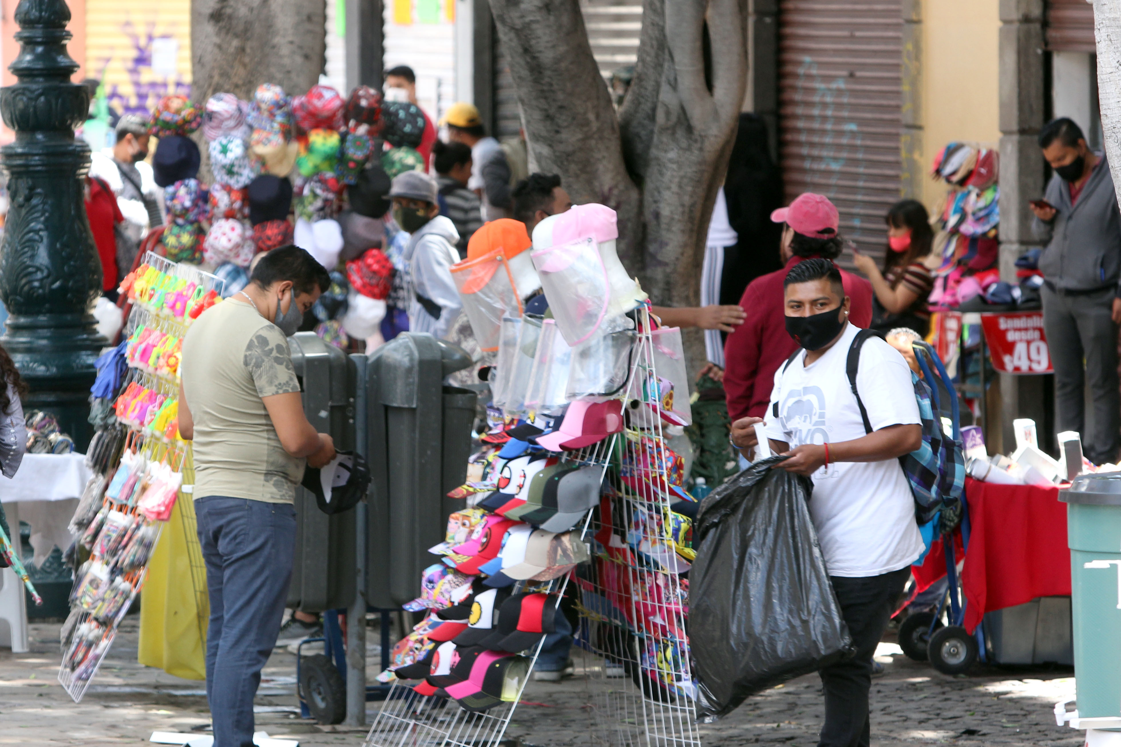 Denuncian a ambulantes que lanzaron ladrillos a policías de la capital