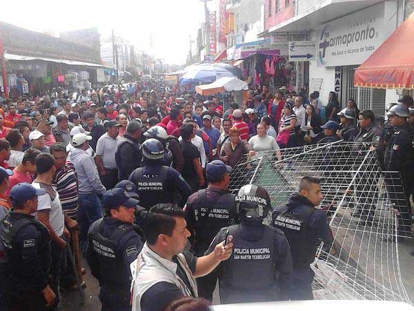 Se enfrentan ambulantes en el centro de Texmelucan