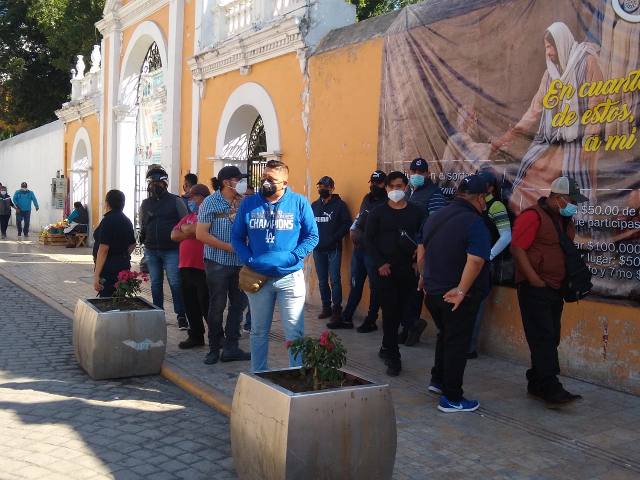 Se tensa Tehuacán por instalación de coapeñas en vía pública