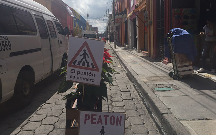 Ambulantes invaden banquetas y accesos viales en Atlixco