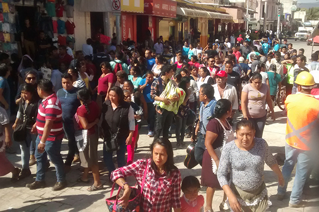 Se confrontan ambulantes de Tehuacán con el Ayuntamiento