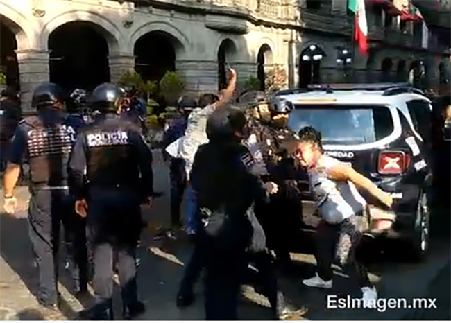VIDEO Se registra pelea entre ambulantes y policías en el zócalo de Puebla capital