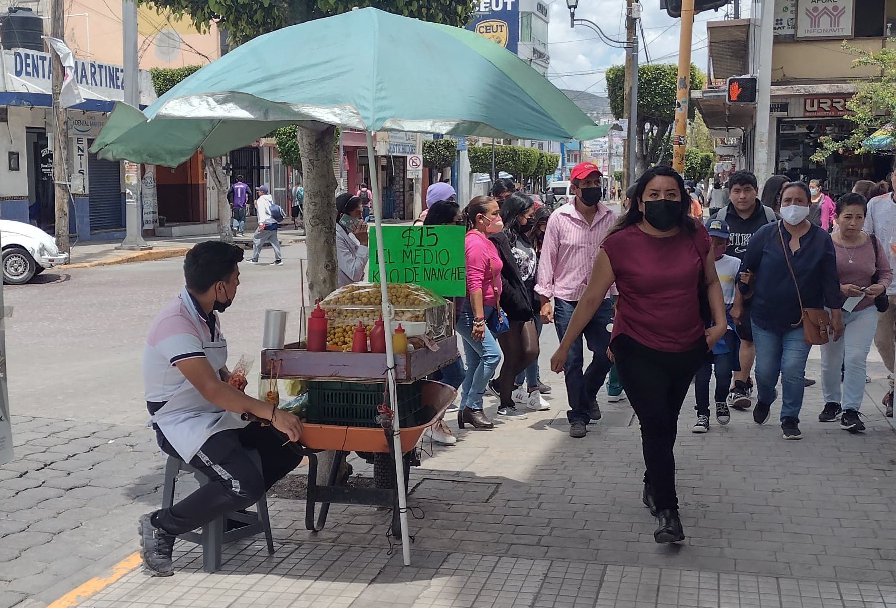 Regresan vendedores de carretillas con productos de temporada en Tehuacán 