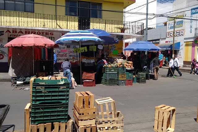 Protestan ambulantes en Acatlán por advertencia de desalojo