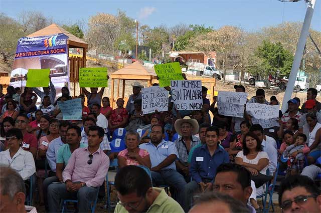 Ambulantes protestan contra edil de Acatlán durante su informe