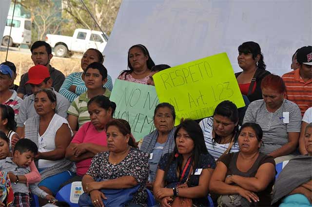 Ambulantes protestan contra edil de Acatlán durante su informe