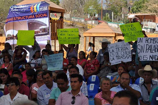 Ambulantes protestan contra edil de Acatlán durante su informe