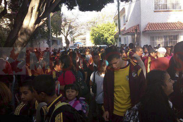 Por amenaza de bomba, evacuan a 2 mil alumnos en Tehuacán