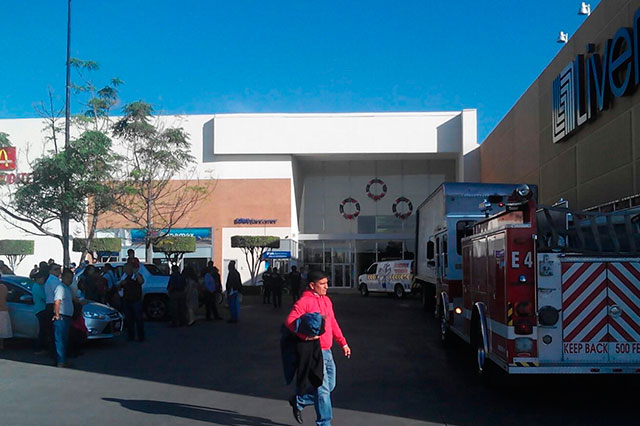 Desalojan centro comercial de Tehuacán por amenaza de bomba