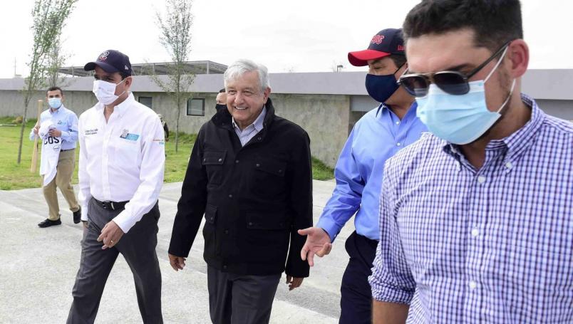 El extraño abrigo de AMLO a 35 grados centígrados de temperatura