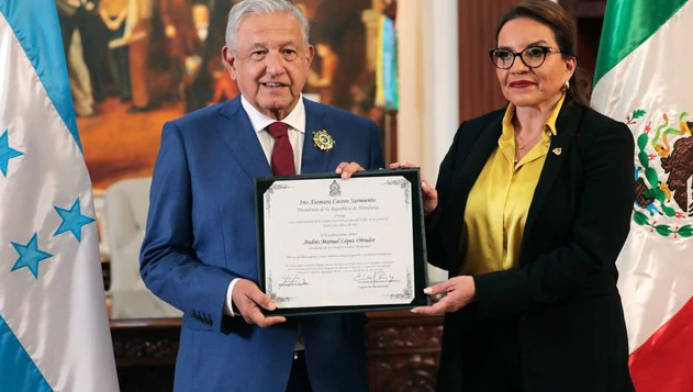 AMLO, su mundo y la propaganda de gira