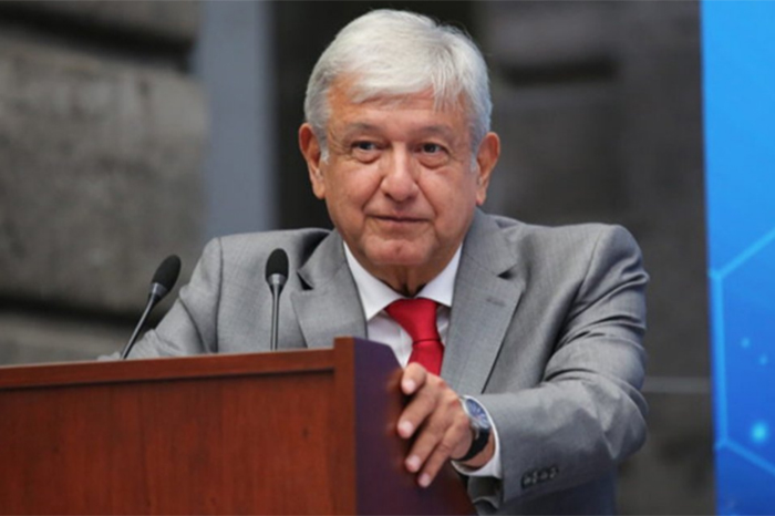 VIDEO Hacen fila para tomarse foto con AMLO en pleno vuelo