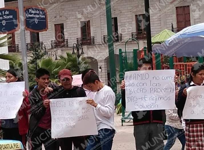 Estudiantes de Zacapoaxtla exigen becas a AMLO