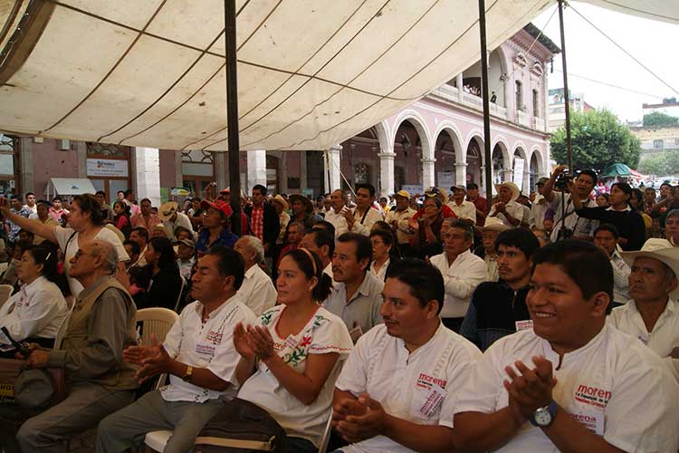Formaliza AMLO comités de Morena en 10 municipios de la Sierra de Puebla