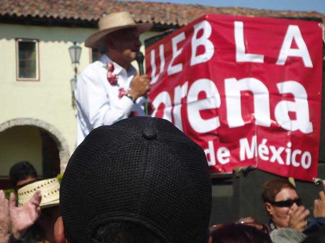 Critica López Obrador salarios de senadores y diputados