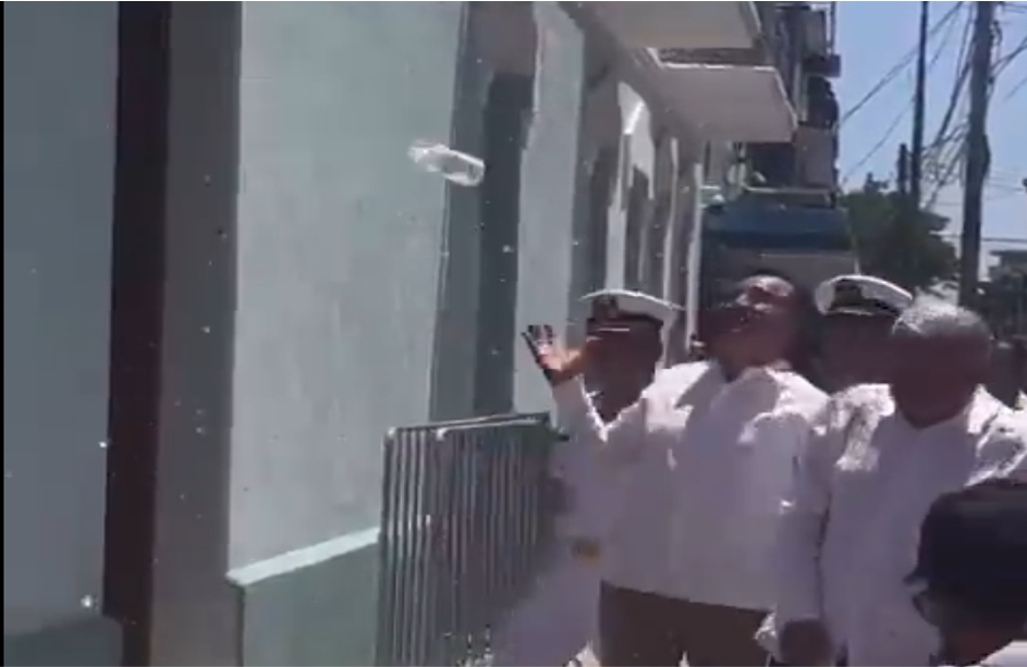 VIDEO Le gritan dictador a AMLO y le avientan una botella con agua