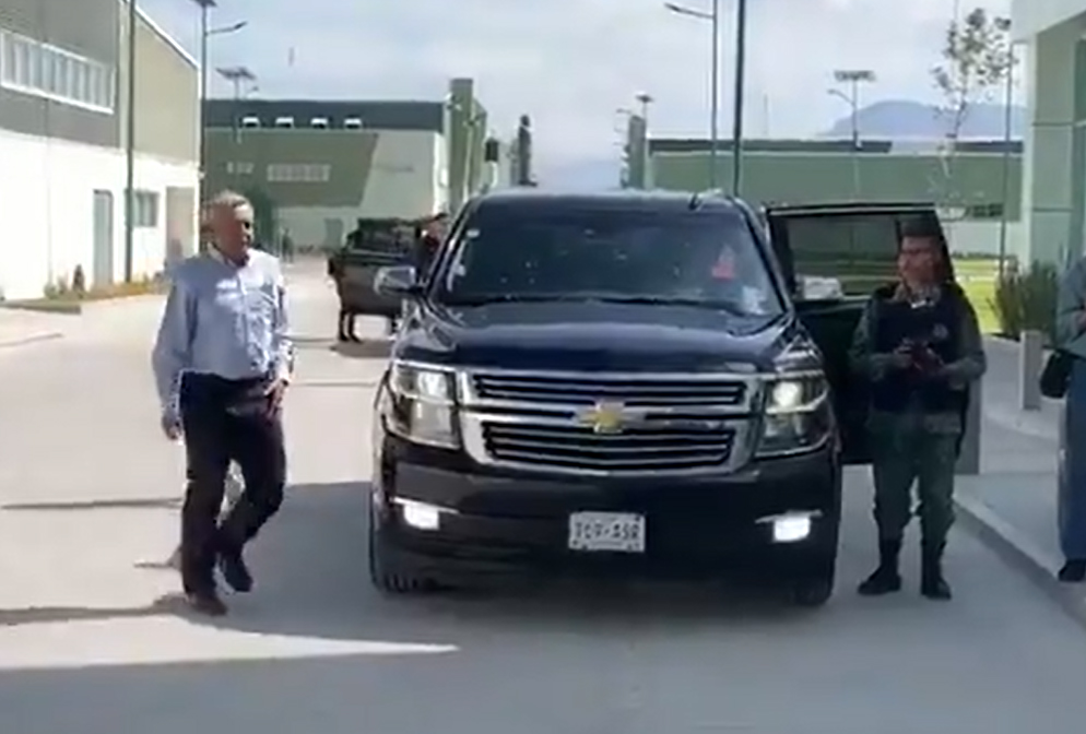 Critican a AMLO por llegar en camioneta blindada a La Célula en Puebla
