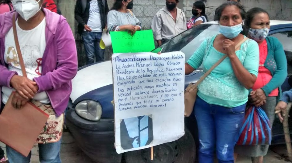 Ante llegada de AMLO a Puebla, manifestantes hacen guardia