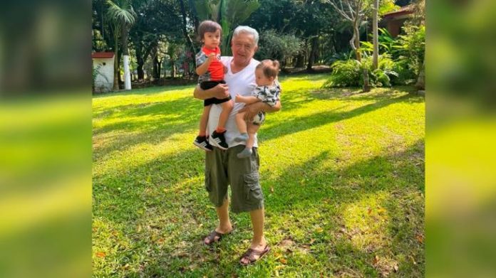 Ya llegaron los acarreados: AMLO presume foto con sus nietos