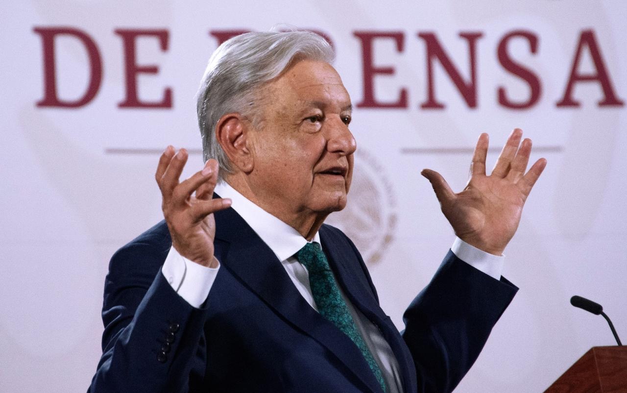 AMLO presenta declaración patrimonial: 1.8 mdp por salario y 28 mil pesos por pensión