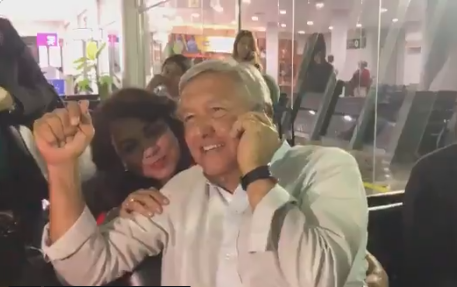 VIDEO: AMLO llama a esposo de mujer que no creía estaba cerca de él