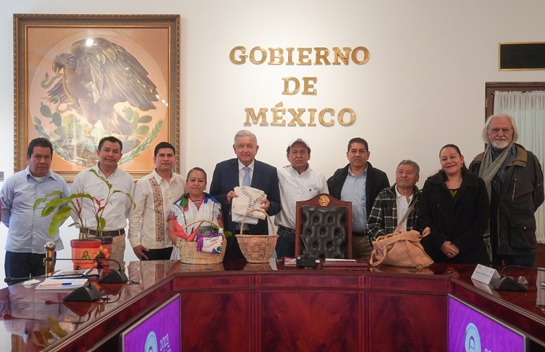 Recibe AMLO a integrantes de la cooperativa Tosepan de Puebla