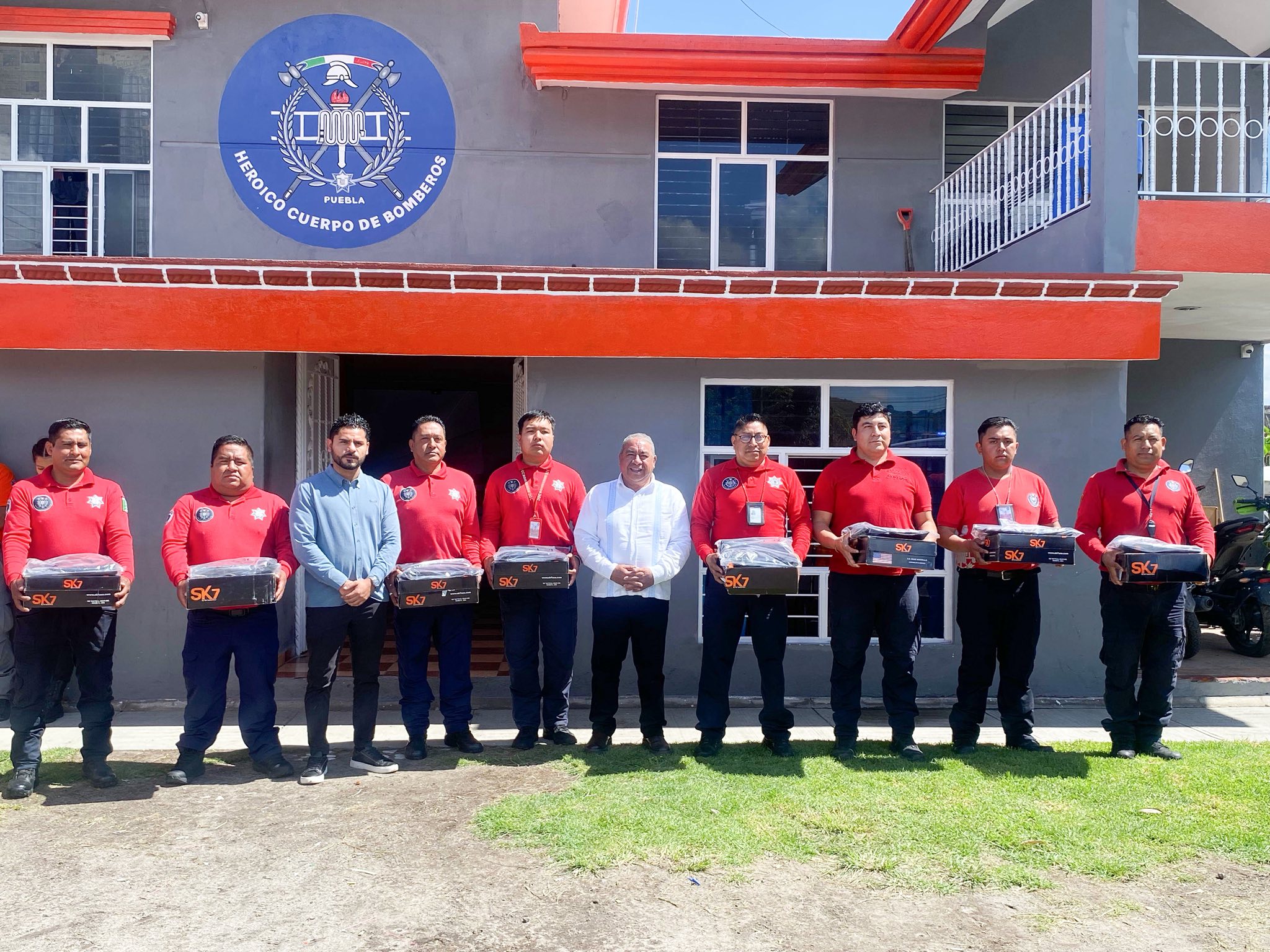 Con entrega de uniformes y pastel, Severiano de la Rosa celebra a los bomberos
