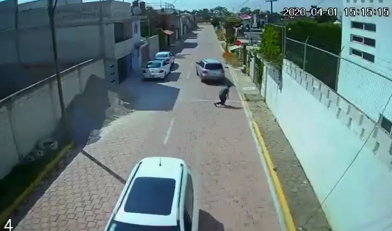 VIDEO Lo amenaza y arrodilla para robarle su camioneta en Amozoc
