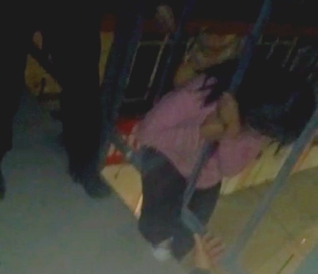 VIDEO Tras ser golpeada intentó brincar de un puente en Amozoc