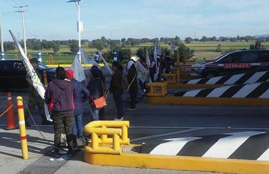 Toman campesinos casetas en la Amozoc-Perote