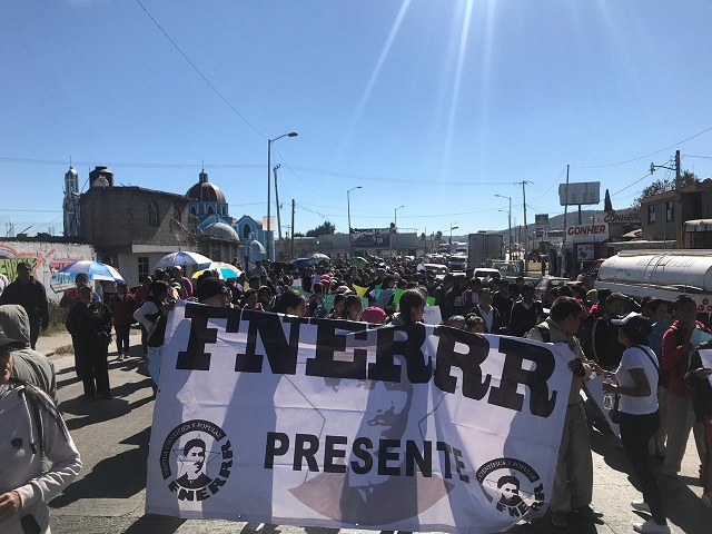 Marchan cientos de estudiantes en Amozoc; piden maestros