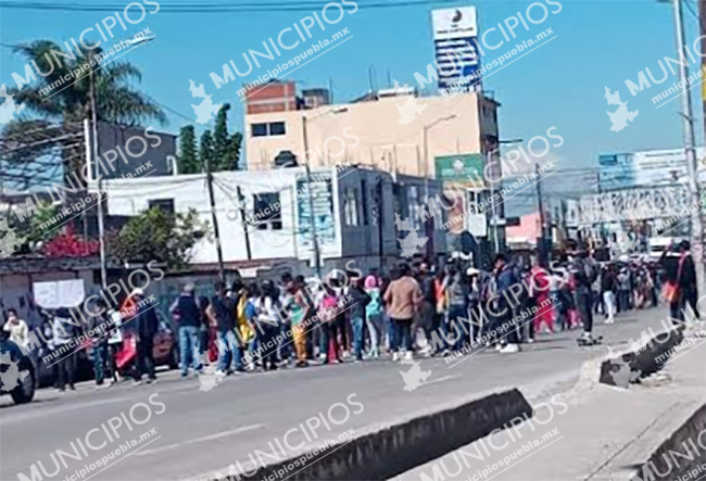 Jóvenes cierran la federal a Tehuacán; piden predio para construir prepa