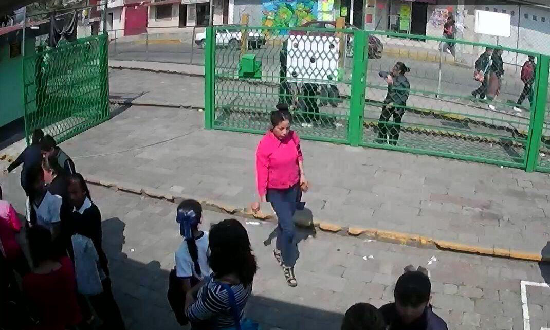 Causa alarma que mujeres tomen fotos a menores en escuela de Chachapa