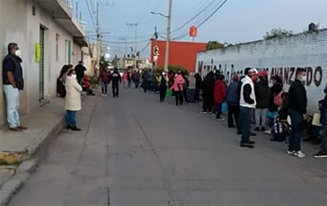 Largas filas y mala organización en el primer día de vacunación Covid en Amozoc