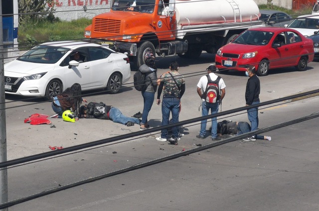 Camioneta embiste a motociclistas frente a Coppel de Amozoc