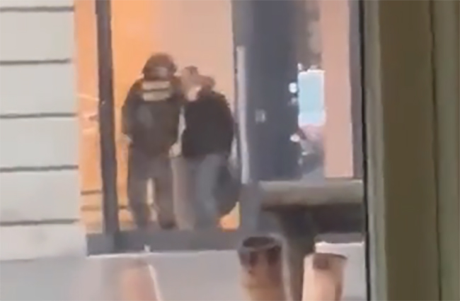 VIDEO Hombre armado toma rehenes en tienda Apple en Ámsterdam